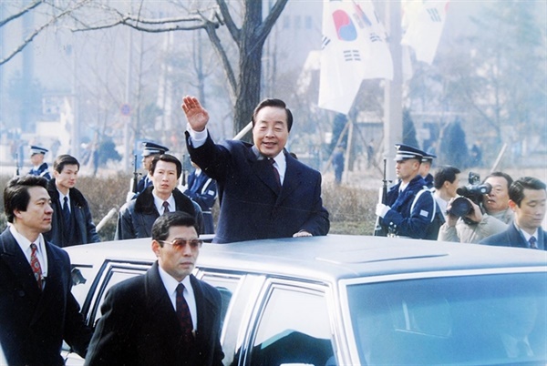 취임식을 마친 김영삼 대통령이 청와대로 가고 있다.