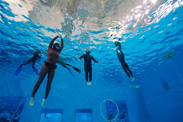 5m 깊이의 풀장에서 교육생들이 프리다이빙 훈련을 받고 있다. 