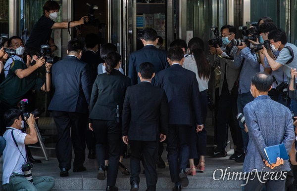  이재용 삼성전자 부회장이 8일 오전 서울중앙지법에서 뇌물공여, 특정경제가중처벌법(횡령), 국회에서의 증언·감정 등에 관한 법률(위증) 위반 혐의에 대해 영장실질심사를 받기 위해 출석하고 있다. 