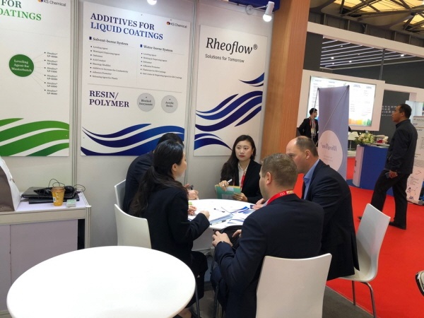 기업의 제품에 대한 이해력과 어학 능력을 갖춘 울산대 학생들이 지난해 11월 중국 상하이에서 열린 '2019 중국 국제 도료전시회'에 참가한 KS케미칼㈜ 제품에 대한 중국 기업과의 상담을 도와주고 있다.