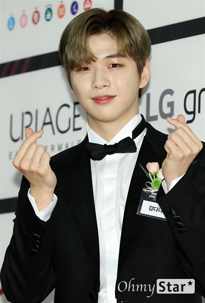 강다니엘, 여심 잡는 미소 7일 오후 서울 중구의 한 호텔에서 열린 한국소비자포럼 주최 <2020 브랜드 고객충성도 대상> 시상식 포토월에서 남자솔로가수 부문 강다니엘이 참석하고 있다.