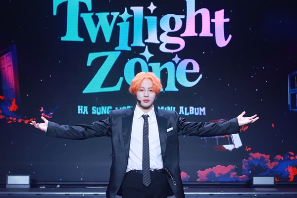  가수 하성운이 미니3집 앨범 < Twilight Zone >을 발표하고 컴백했다. 새 앨범 쇼케이스가 8일 오후 온라인으로 진행됐다.