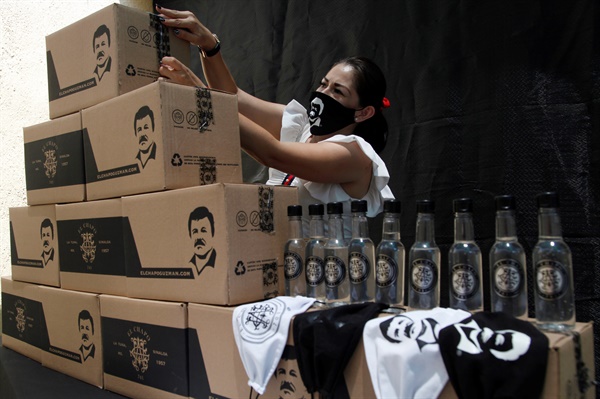 지난 4월 16일 멕시코 잘리스코 주 과달라하라에서 한 여성이 유명 마약왕 호아킨 '엘 차포' 구즈만토의 얼굴이 그려진 상자들을 정리하고 있다. 이 상자에는 이 지역 취약계층에게 보급할 물자들이 담겨 있다.