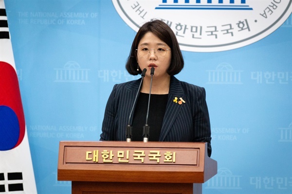 7일 국회 소통관 기자회견장에 선 용혜인 기본소득당 원내대표가 "정치권이 기본소득 설계도를 구체적으로 마련해야 한다”며 “원내 7개 정당이 모두 참여하는 ‘기본소득 연석회의’를 공개적으로 제안한다”고 말했다.