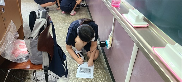 이날 동시에 진행된 시흥중에서는 학생들의 에너지 학습을 위하여 교실의 전기제품들에 대한 대기전력을 측정하고 기록하는 활동을 하고 있는 모습