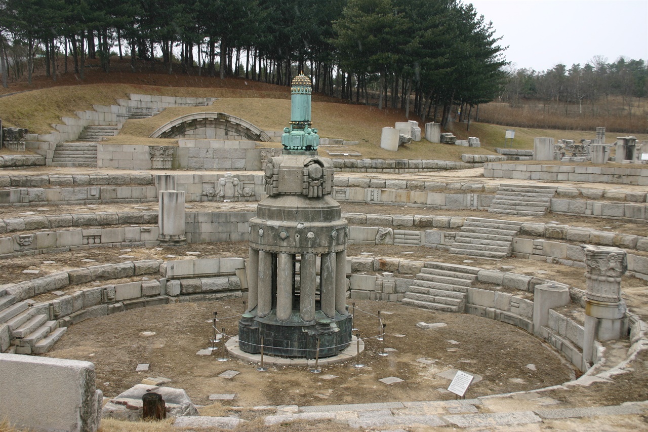 천안 독립기념관에 비치된 조선총독부 건물 잔해(총독부 뾰족탑)