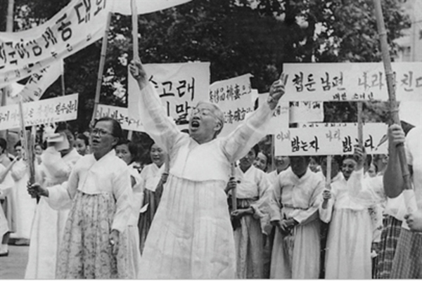 1959년부터 YWCA 총무를 맡은 이희호 여사는 '혼인시고를 합시다' 캠페인을 펼쳤다. 1960년 4.19 혁명 직후 국회의원 선거를 앞두고는 다른 여성단체들과 함께 축첩 반대 시위를 벌이기도 했다. '축첩자에 투표 말라' 등의 플래카드 중에는 이희호 여사가 직접 쓴 것도 있었다고 한다. 사진 김대중평화센터 제공