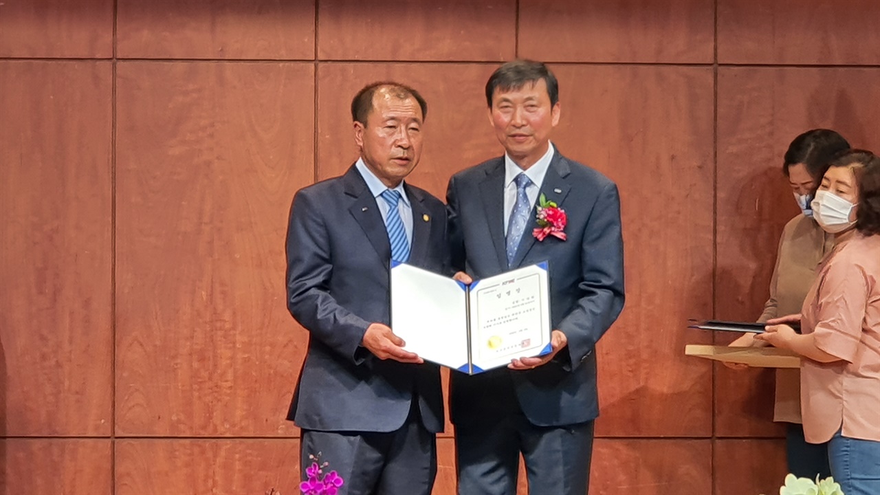  이강훈 태안군소상공인연합회장(우)과 김연희 부회장(좌)이 위촉장을 들어 보이고 있다.