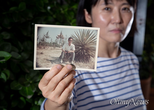 월남한 아버지의 이야기를 다룬 다큐멘터리 영화 <아버지의 이메일> 연출자 월남민 2세 홍재희 감독이 아버지의 과거 사진을 들고 있다. 