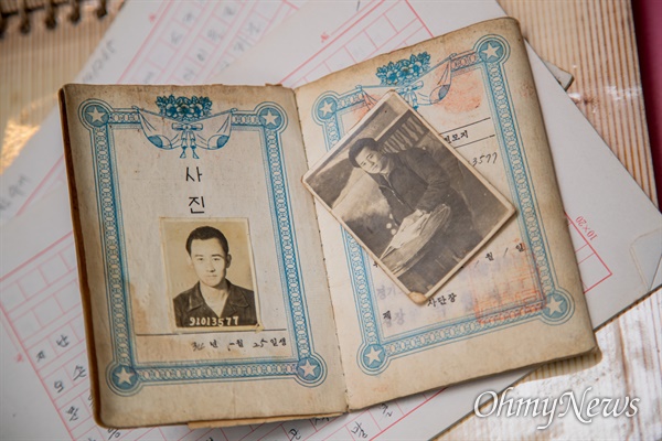 월남한 아버지의 이야기를 다룬 다큐멘터리 영화 <아버지의 이메일> 연출자 월남민 2세 홍재희 감독이 보관 중인 아버지의 과거 사진들.