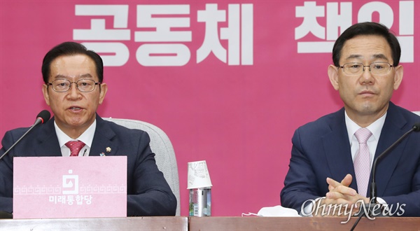 미래통합당 이종배 정책위의장이 9일 오전 서울 여의도 국회에서 열린 원내대책회의에 참석하고 있다. 오른쪽은 주호영 원내대표. 
