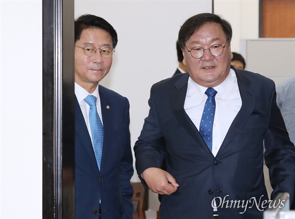 더불어민주당 김태년 원내대표와 조정식 정책위의장이 9일 오전 서울 여의도 국회에서 열린 원내대책회의에 들어서고 있다.