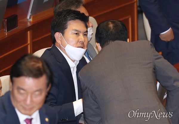무소속 김태호 의원. 사진은 지난 6월 8일 오후 서울 여의도 국회 본회의장에서 의원들과 대화하고 있는 모습. 