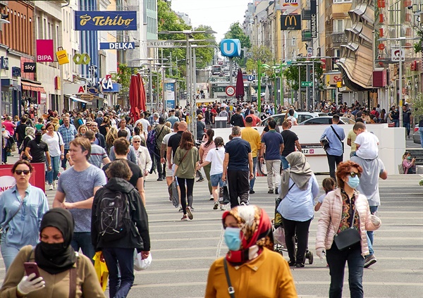 오스트리아 정부가 신종 코로나19 사태에 따른 규제조치를 두달 만에 완화, 상점들의 영업을 허용함에 따라 9일(현지시간) 수도 빈(비엔나)의 시민들이 시내에 나와 쇼핑을 즐기고 있다.