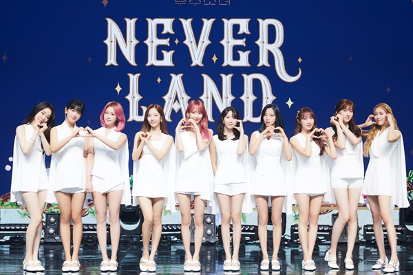  우주소녀가 새로운 미니앨범 < Neverland(네버랜드) > 발매 기념 온라인 쇼케이스를 열었다.