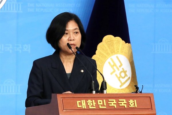 열린민주당 강민정 의원이 9일 오후 서울 여의도 국회 소통관에서 현안 관련 기자회견을 열고 발언하고 있다.
