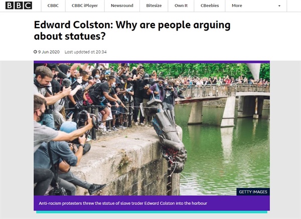 영국 인종차별 반대 시위대의 17세기 노예 무역상 에드워드 콜스턴 동상 철거를 보도하는 BBC 뉴스 갈무리.