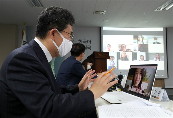 박양우 문화체육관광부 장관이 10일 서울 서초구 세종학당재단을 찾아 비대면 한국어 수업을 참관하고 직접 수강생들과 대화를 하고 있다.