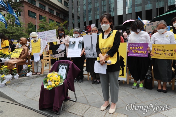  10일 오후 서울 종로구 일본대사관앞에서 '제1443차 일본군성노예 문제해결을 위한 수요시위'가 정의기억연대 주최로 열렸다. 참가자들이 평화의 우리집 고 손영미 소장을 추모하며 묵념을 하고 있다.