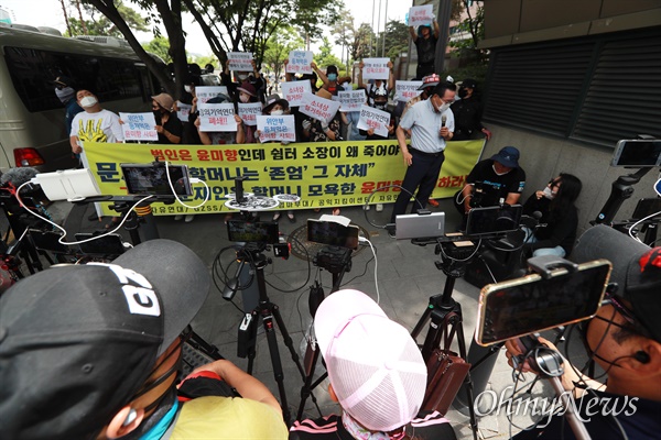 3일 오후 서울 종로구 일본대사관 부근에서 주옥순 엄마부대 대표를 비롯한 극우단체 회원들이 정의기억연대와 윤미향 의원을 규탄하는 시위를 벌이고 있다. 이들의 모습을 수십명의 보수유튜버들이 유튜브를 통해 생중계하고 있다.