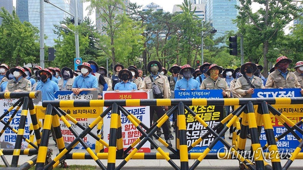  전국금속노동조합 경남지부는 6월 10일 서울 산업은행 본점 앞에서 "STX조선해양 정상화"를 위한 기자회견을 열었다.