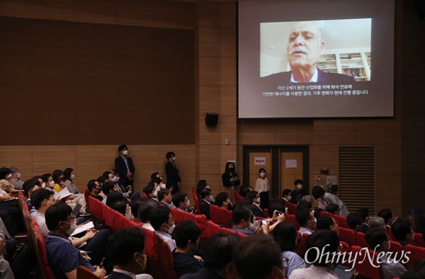  '글로벌 그린뉴딜', '수소 혁명', '소유의 종말' 등의 저자이자 미국 경제동향연구재단의 이사장인 제러미 리프킨이 10일 오후 국회 의원회관에서 열린 기후 위기 극복 탄소제로시대를 위한 그린뉴딜토론회에서 화상 기조연설을 하고 있다. 