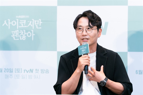  10일 오후 온라인 생중계로 진행된 tvN 드라마 <사이코지만 괜찮아> 제작발표회에서 박신우 감독이 기자들의 질문에 답하고 있다.