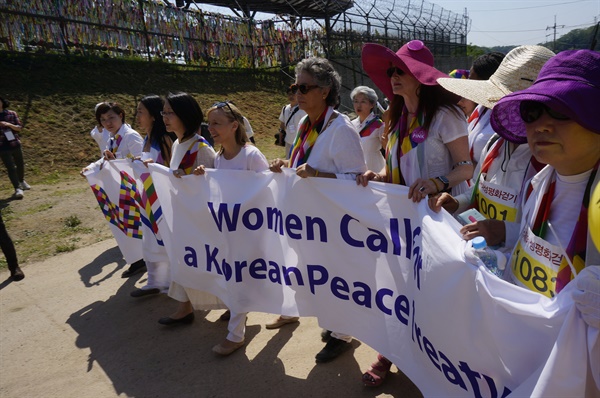 2015년 5월 25일 Women Cross DMZ 행사 국제여성평화운동가들이 북에서 남으로 군사분계선을 통과한 후 행진하고 있다.