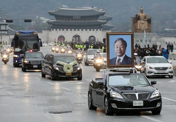 국립현충원으로 가는 김영삼 운구차가 광화문을 지나고 있다.