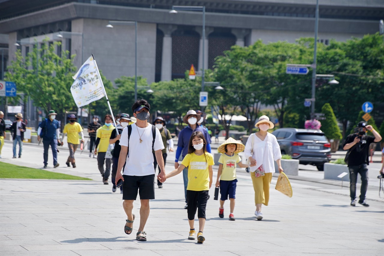 .대통령 직속 특별수사단을 요구하하며 도보행진에 참여한 시민들이 광화문광장에 들어서고 있다.