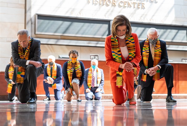 낸시 펠로시 하원의장(가운데)를 포함한 미국 민주당 지도부와 의원들이 8일(현지시간) 의사당의 이맨시페이션(노예해방) 홀 바닥에 무릎을 꿇고 흑인 남성 조지 플로이드를 추모하는 묵념을 올리고 있다. 