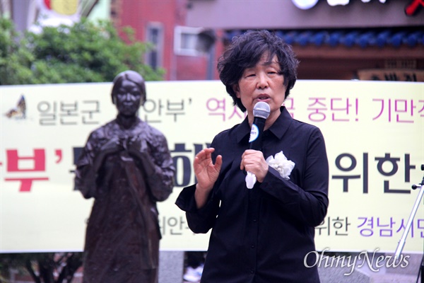 일본군‘위안부’문제해결을위한 경남시민행동이 10일 저녁 창원마산 오동동 인권자주평화다짐비 앞에서 연 “창원 수요집회”에서 이경희 대표가 발언하고 있다.