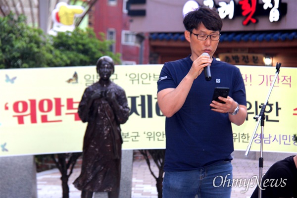 일본군‘위안부’문제해결을위한 경남시민행동이 10일 저녁 창원마산 오동동 인권자주평화다짐비 앞에서 연 “창원 수요집회”에서 정민호씨가 발언하고 있다.