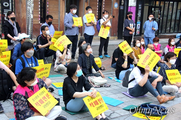 일본군‘위안부’문제해결을위한 경남시민행동은 10일 저녁 창원마산 오동동 인권자주평화다짐비 앞에서 “창원 수요집회”를 열었다.