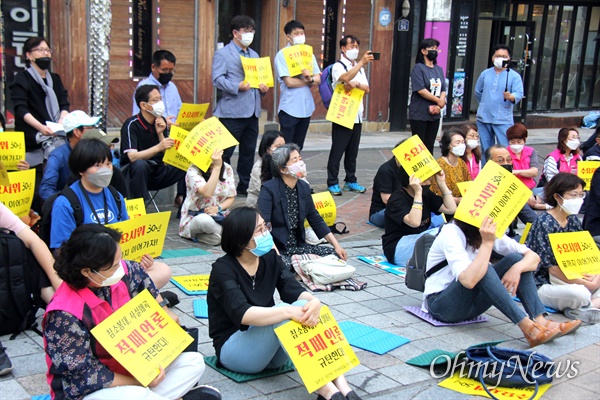  일본군‘위안부’문제해결을위한 경남시민행동은 10일 저녁 창원마산 오동동 인권자주평화다짐비 앞에서 “창원 수요집회”를 열었다.