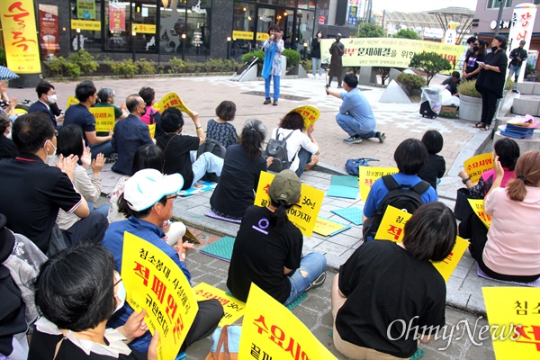  일본군‘위안부’문제해결을위한 경남시민행동은 10일 저녁 창원마산 오동동 인권자주평화다짐비 앞에서 “창원 수요집회”를 열었다.