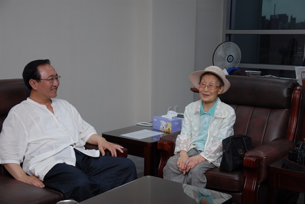 2012년 9월, 노회찬 의원의 어머니 원태순 여사가 국회의원회관 의원실 방문했을 당시 모습. 