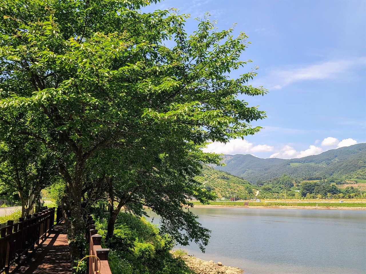  지리산호수공원 수변 산책로