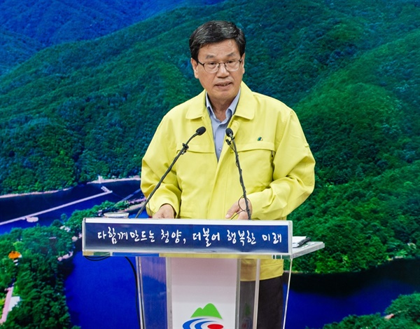 김돈곤 청양군수가 11일 열린 언론브리핑에서 재난기본소득과 관련한 군의 입장을 밝히고 있다.