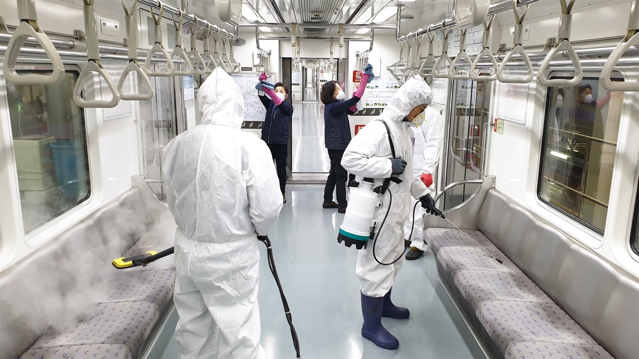 코로나19 감염예방을 위해 지하철 내부를 소독 중이다. 시민과 노동자 모두의 안전을 위한 방역조치는 필수적이다. 나아가 이 과정에서 노동자들이 감염되지 않게 충분한 안전보건조치를 취하는 것 또한 중요하다.