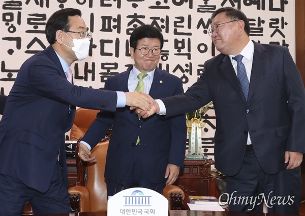 김태년 민주당 원내대표(오른쪽)와 주호영 통합당 원내대표가 11일 오전 국회의장실에서 열린 여야 원내대표 회동에서 인사하고 있다. 가운데는 박병석 국회의장. 