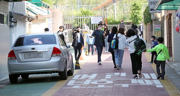 지난 5월 27일 오전 서울 성북구 정덕초등학교 앞 어린이보호구역에 차량 한 대가 주차돼 있다.