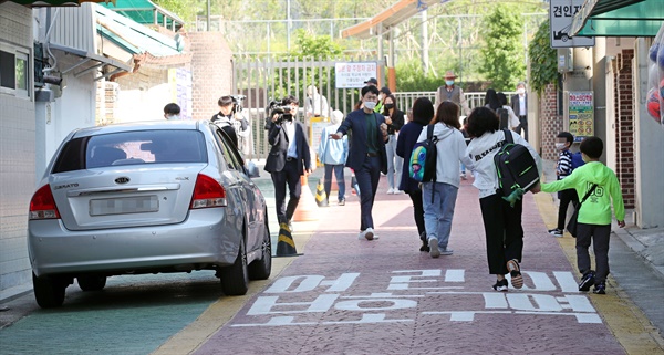  지난 5월 27일 오전 서울 성북구 정덕초등학교 앞 어린이보호구역에 차량 한 대가 주차돼 있다.