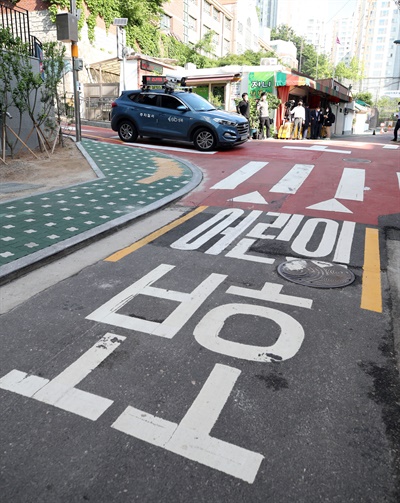 지난 5월 27일 오전 서울 성북구 정덕초등학교 앞에서 성북구청 주차단속차량이 어린이보호구역 내 교통법규 위반 차량을 단속하고 있는 모습. 