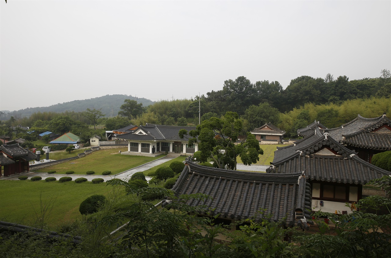 한재골 옛길의 시작점에서 본 담양 평장사 전경. 평장사는 불대산이 품고 있는 광산 김씨의 태 자리다.