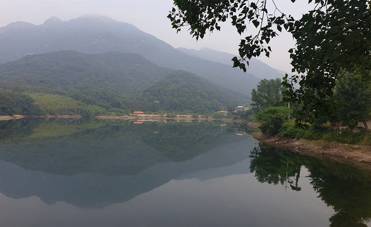 대아저수지와 평장사 뒤 불대산의 반영. 한재골로 가는 길목, 대아저수지 둔치에서 본 풍경이다.