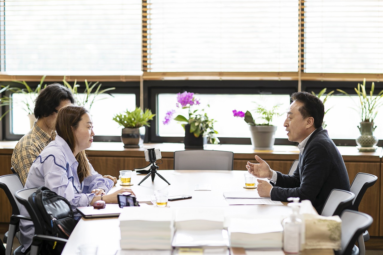 김홍성 화성시의회 의장을 지난달 26일 화성시의회 의장실에서 만났다. 그는 3선의원으로 책임감이 크다고 밝혔다. 