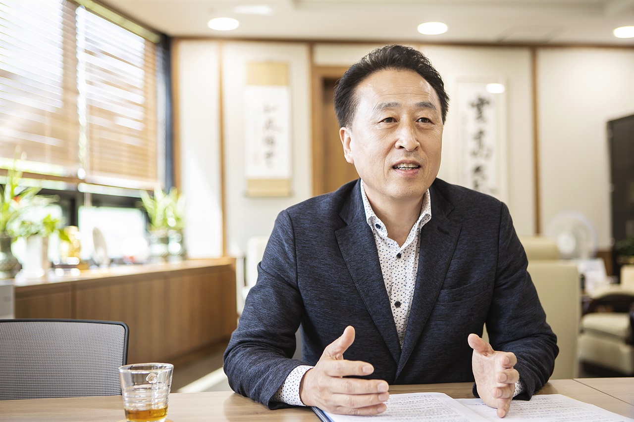 김홍성 화성시의회 의장은 8대 의회에서 생방송 시스템을 도입한 것을 가장 잘 한 것으로 평가한다고 밝혔다. 