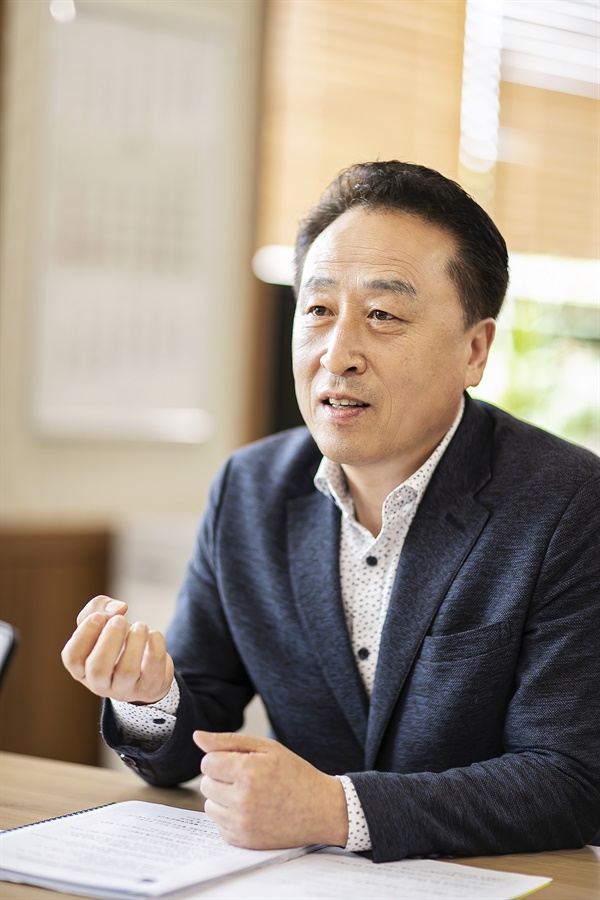 김홍성 화성시의회의장은 의회 의원간 이견을 조정한 부분이 의장으로서 할 역할중에 하나라고 강조했다. 