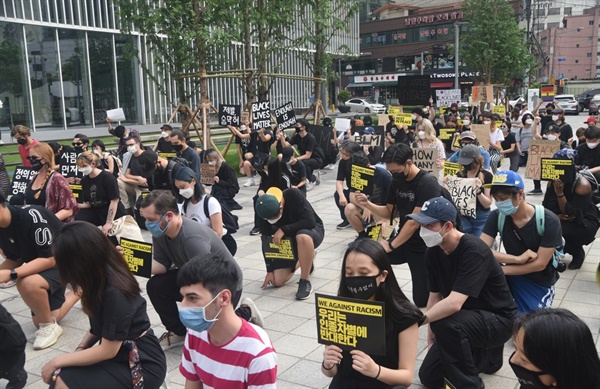 조지 플로이드를 추모하고, 흑인 인종차별철폐 메시지를 보내는 행진 참가자의 무릎꿇기 추모식